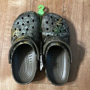 New with tags, never worn, Realtree camp crocs. Men’s size 7 Women’s size 9